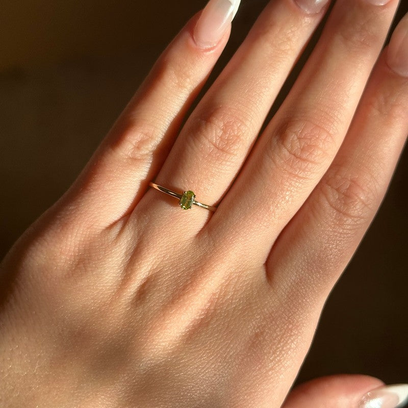 Siersbøl 8 kt. guld ring med oval grøn peridot-model1