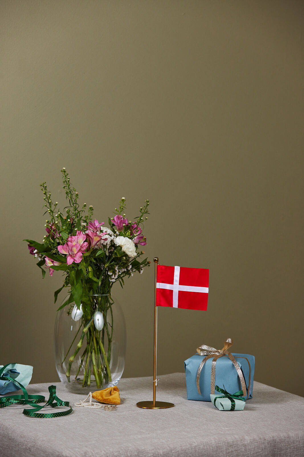 Piet Hein bordflag med Dannebrog i messing – set fra siden