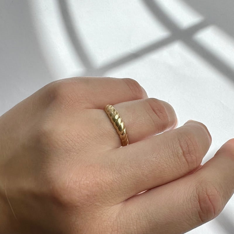 Siersbøl - 8 kt. snoet guld ring