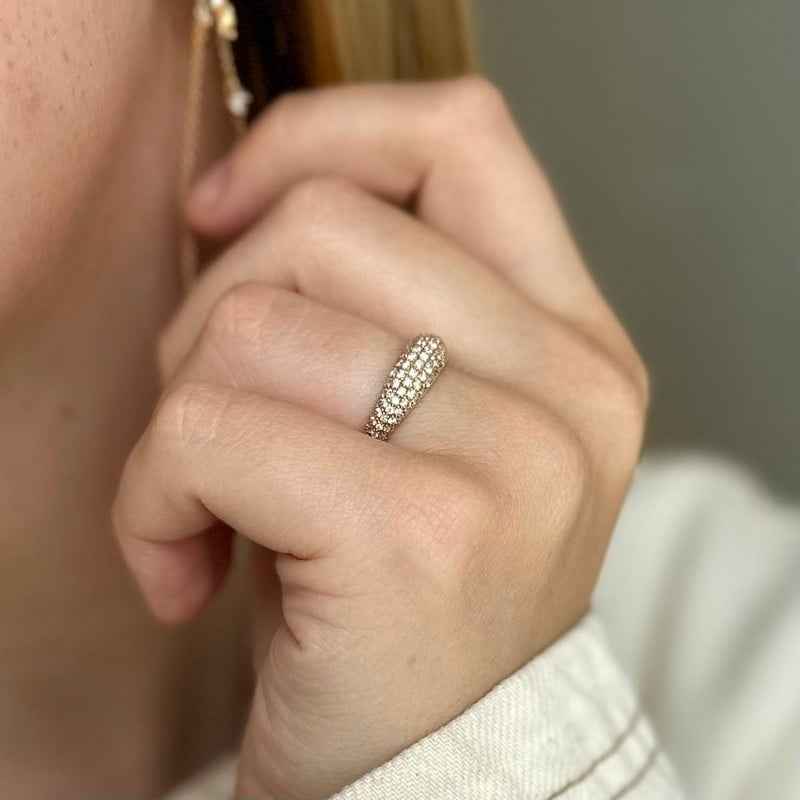 Mads Z Half Moon ring i 14 kt guld med 0,80 ct brillanter båret på mode