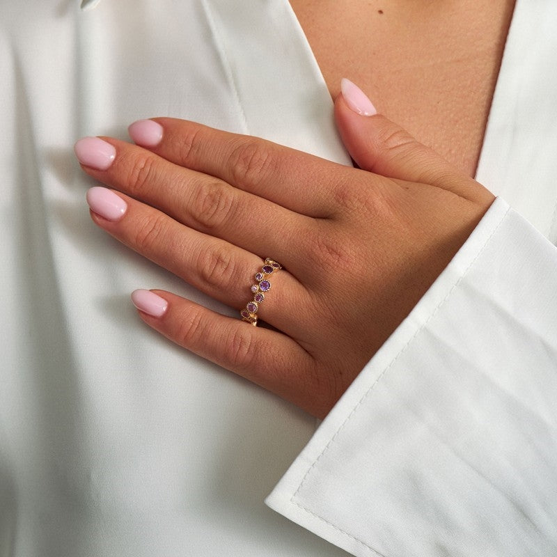 Mads Z Luxury Rainbow ring i 14 kt genanvendt guld med ametyst, pink safir, pink turmalin og rubin båret på model