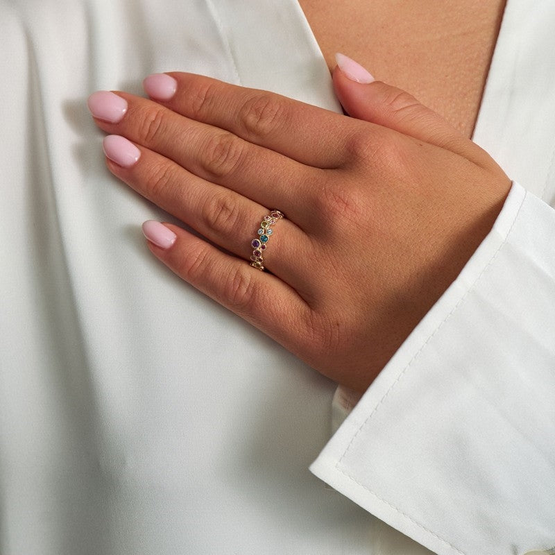 Mads Z Luxury Rainbow guldring med farvede ædelsten i rødlige nuancer vist på model
