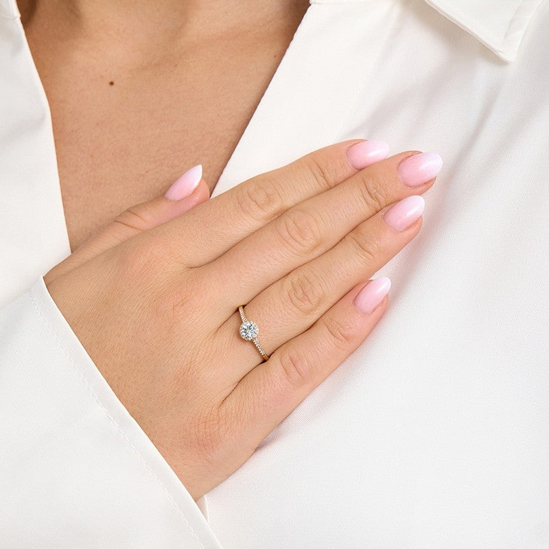 Mads Z Blush n' Blue ring i 14 kt guld med aquamarin og 0,08 ct W/SI diamanter båret på model