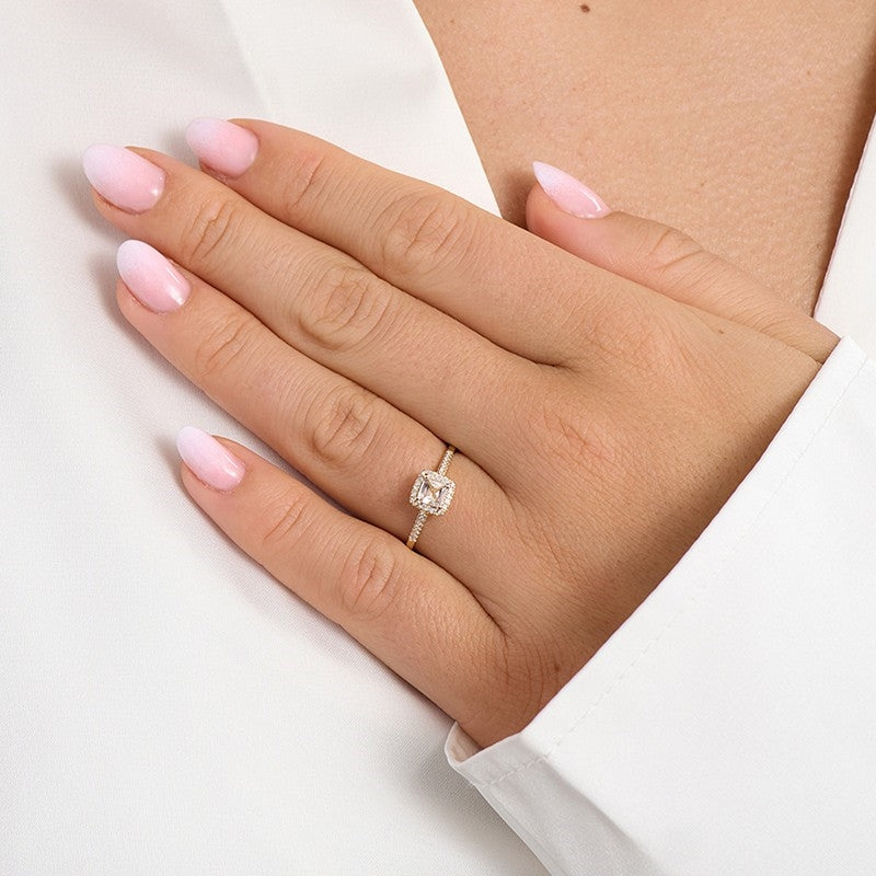 Mads Z Blush n' Blue ring i 14 kt guld med rosa morganit og 0,085 ct W/SI diamanter båret på model