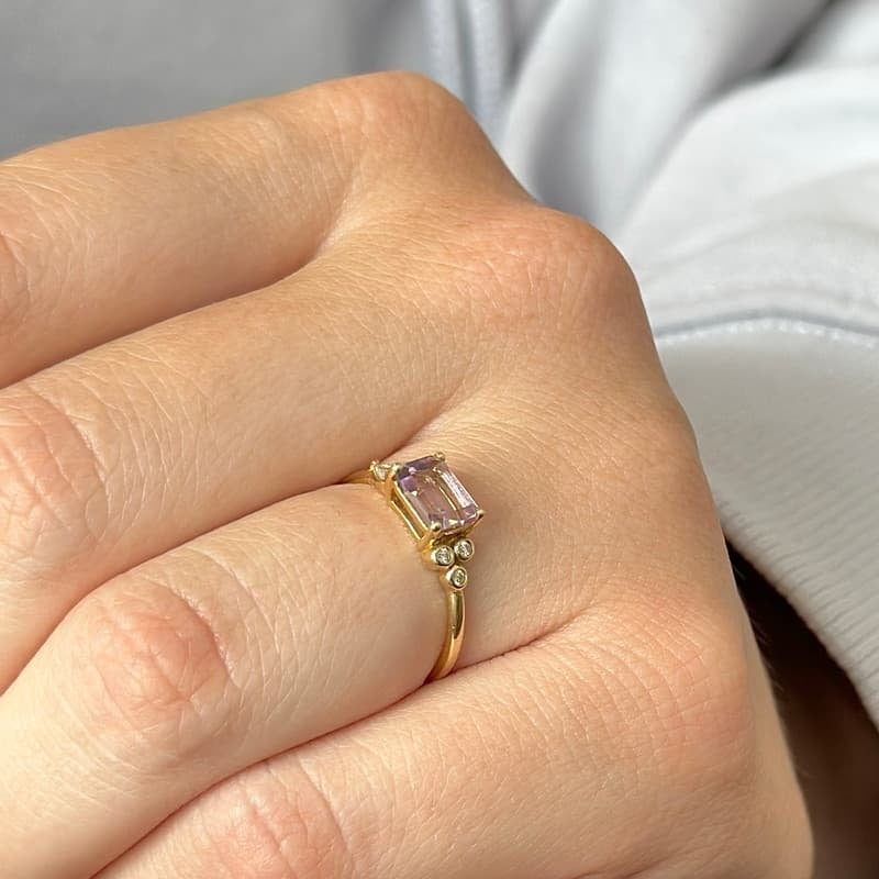 Mads Z Lavender ring i 14 kt guld med ametyst, 0,03 ct diamanter og hvid safir båret på model