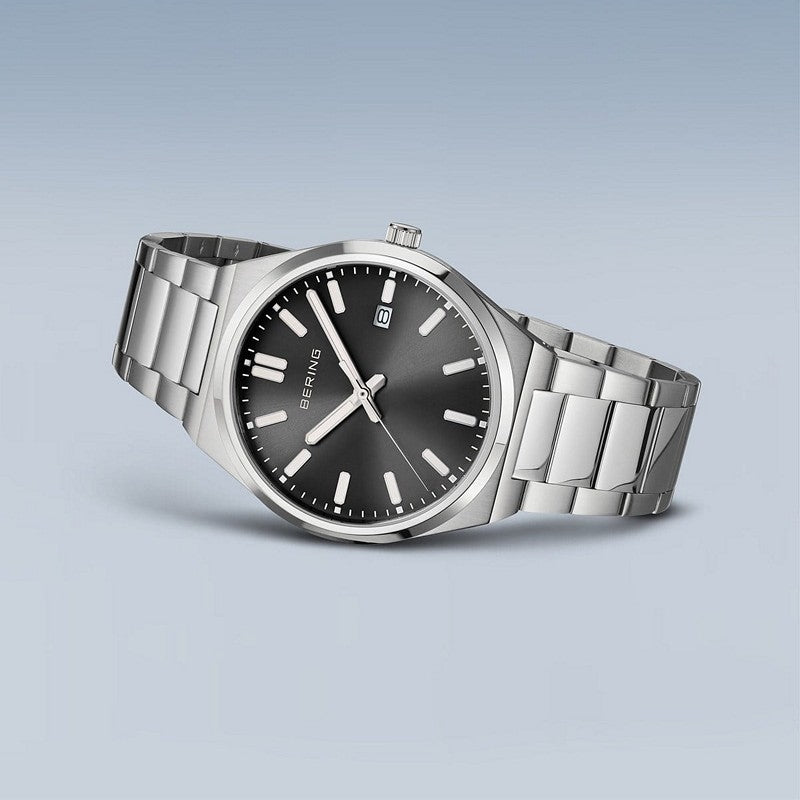 Bering Classic herreur i børstet sølv m. sort 17639-702 2