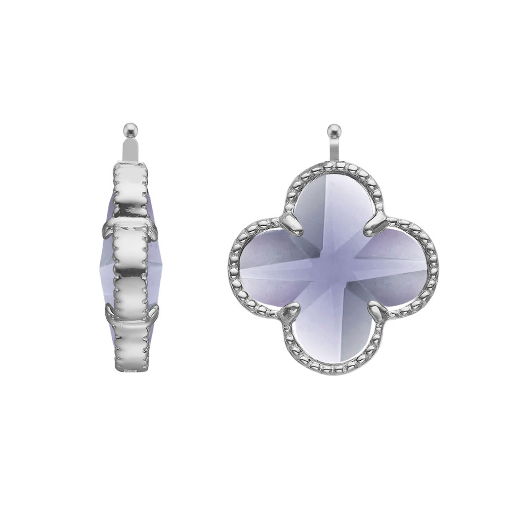 Eleganter, facettierter Glas-Kleeanhänger von Heide Heinzendorff aus rhodiniertem Silber, 22 mm.