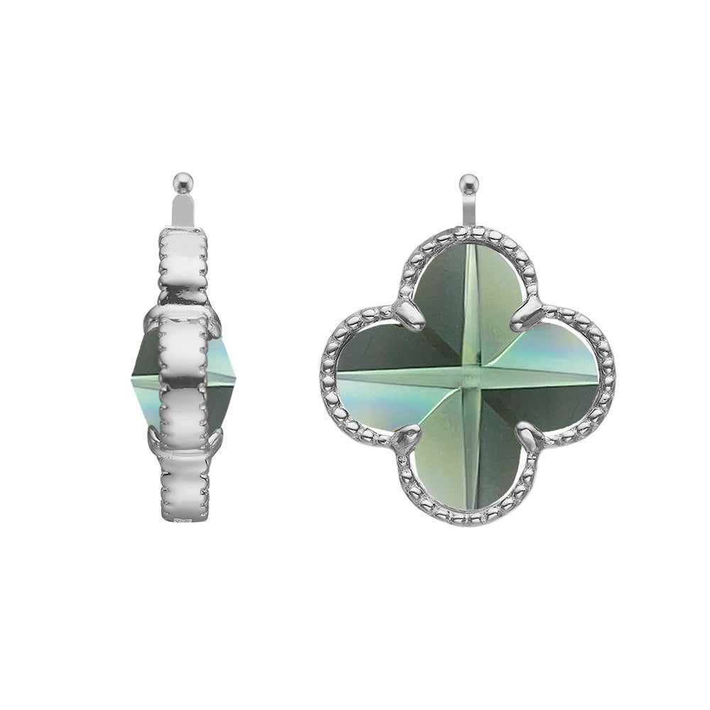 Eleganter Heide-Heinzendorff-Kleeblatt-Anhänger aus poliertem Silber mit einem facettierten grün-bläulichen Glasstein – stilvoll und raffiniert.