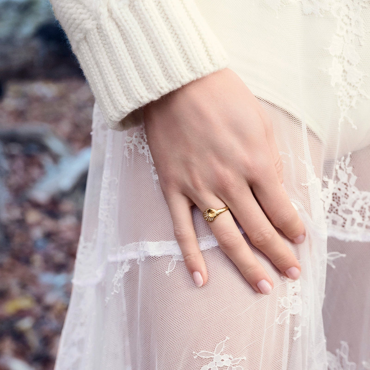 Maanesten Madison ring i forgyldt sølv, detalje
