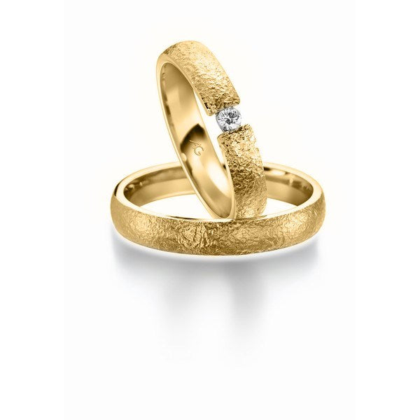 Vielsesringe i hvidguld fra Gerstner med rustik overflade og diamant i dameringen