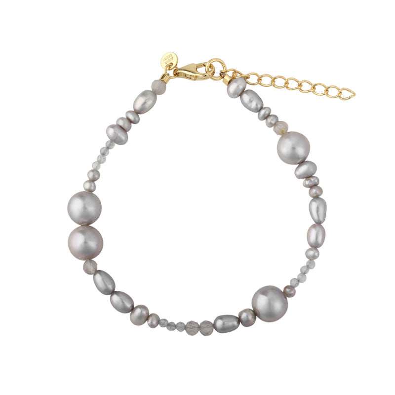 Elegantes WHISPER PEARL Armband von Aqua Dulce aus vergoldetem 925er Sterlingsilber mit grauen Süßwasserperlen, funkelnden Zirkonia und grauem Quarz – stilvoll präsentiert von Schmuckzentrum