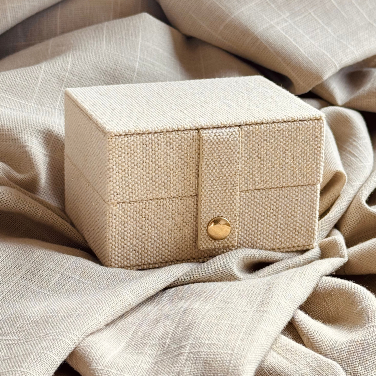 Aqua Dulce Jewellery Box Mini – elegantes, sandfarbenes Reise-Schmucketui zur stilvollen und geschützten Aufbewahrung Ihrer Lieblingsschmuckstücke