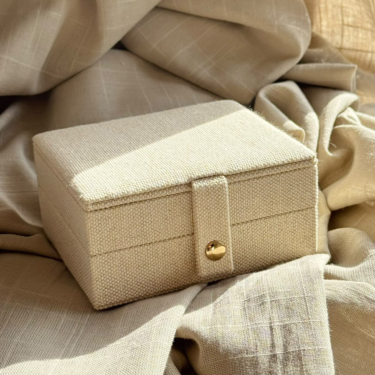 Elegantes Schmuckkästchen „Jewellery Box Medium“ von Aqua Dulce in stilvollem Sandton mit zwei Ebenen zur übersichtlichen Aufbewahrung von Schmuck