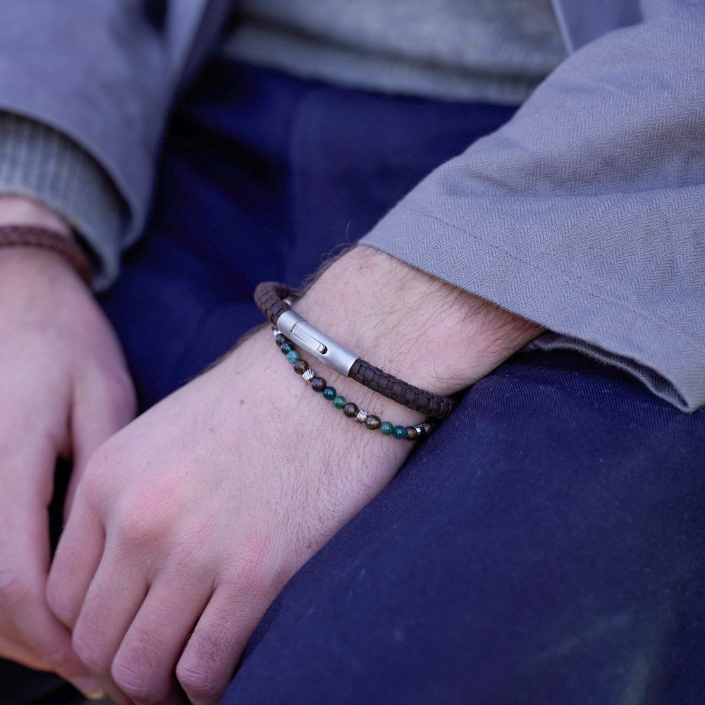 SON of NOA - Herrearmbånd med moss agate og ilmenit bronzitit i stål båret af model i nærbillede