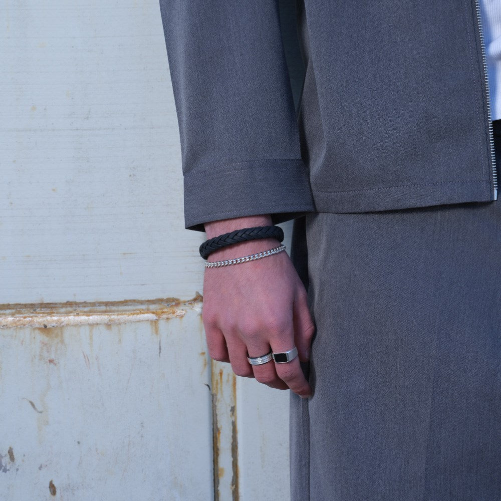 SON of NOA ring i rustfrit stål med IP black, på model