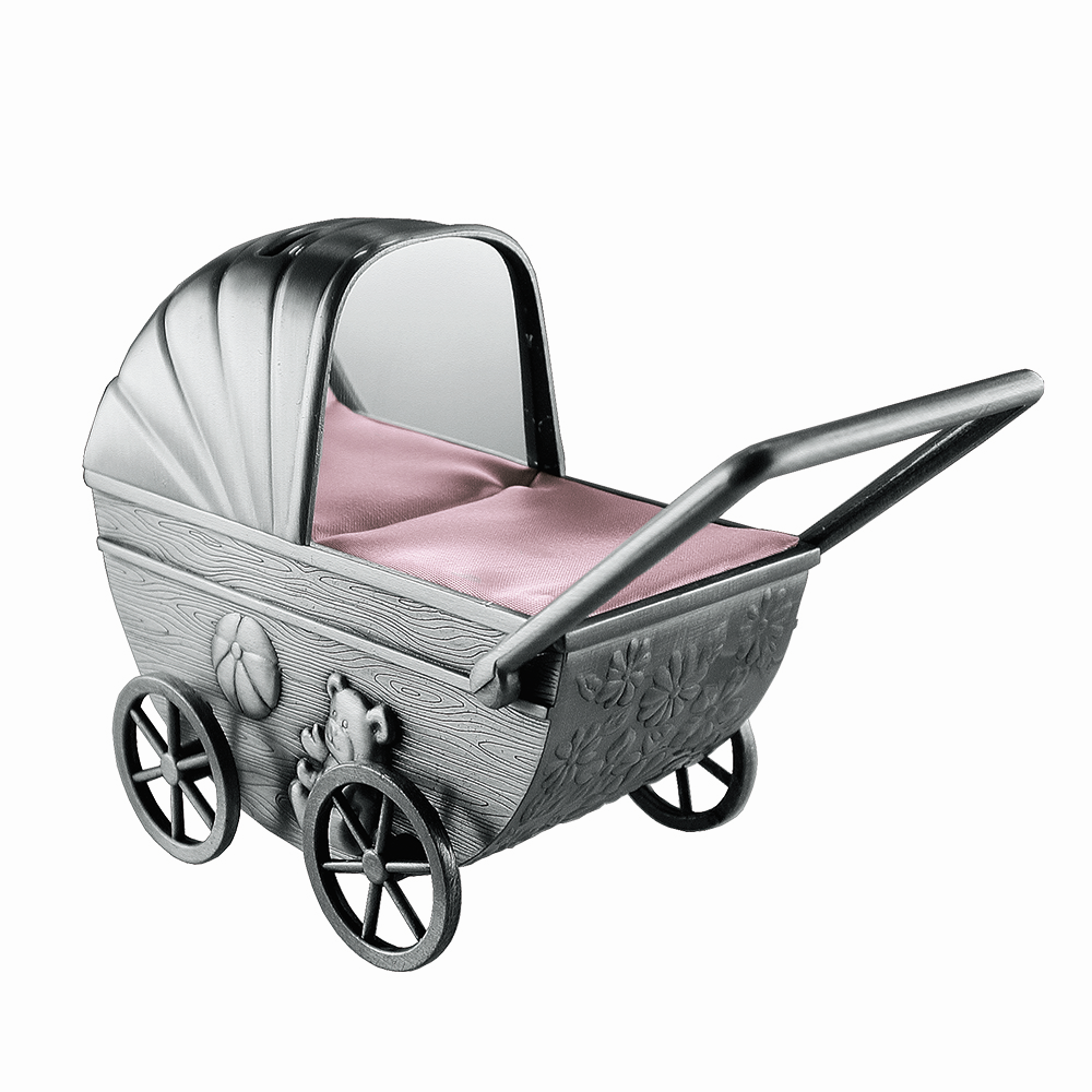 Elegante NOA Kids Puppenwagen-Spardose aus verzinntem Metall mit feinen geprägten Details und rosafarbenem Stoffeinsatz.