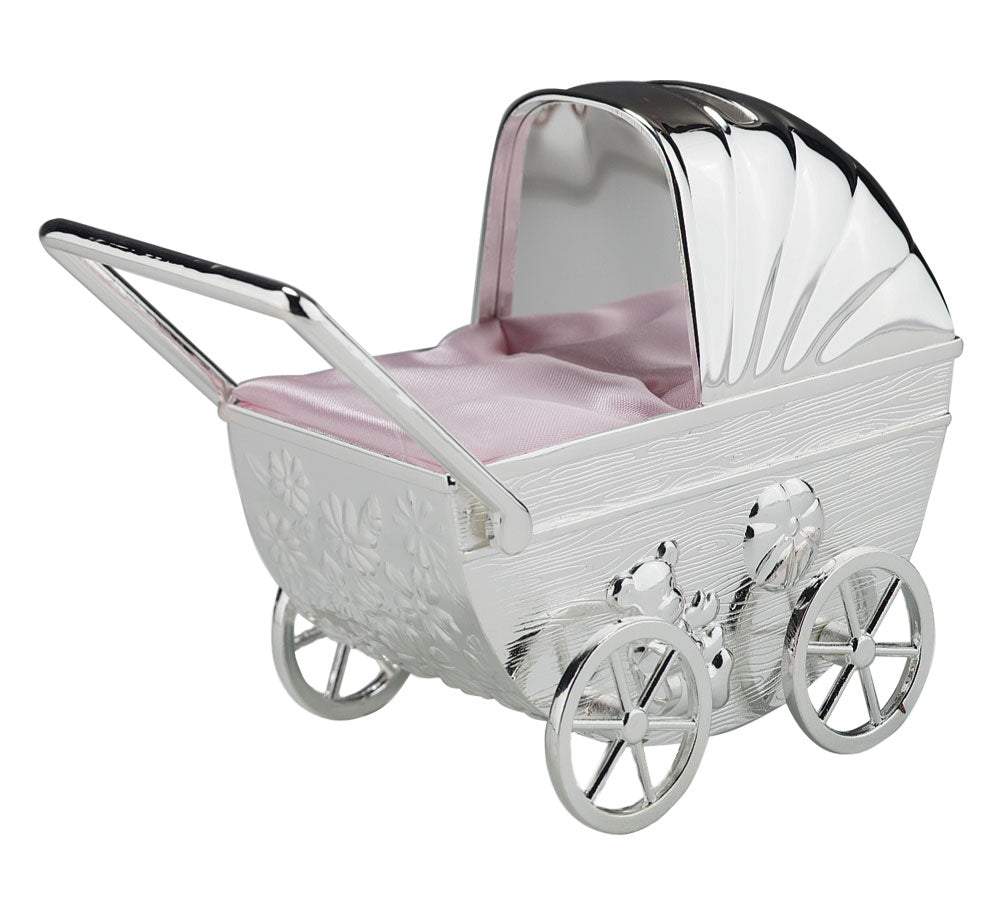 Stilvolle NOA Kids-Sparbüchse in Form eines Puppenwagens aus verchromtem Metall mit glänzender Oberfläche und raffinierten Gravurdetails.