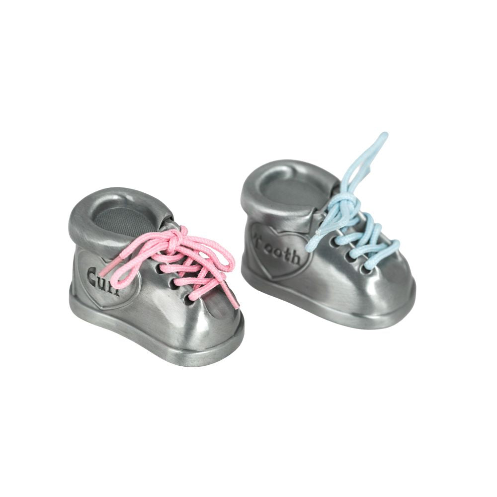 NOA Kids stilvolle Erinnerungsbox für den ersten Zahn und die erste Haarlocke aus verzinntem Metall, in Form eines Babyschuhs mit zartrosa und hellblauen Details.