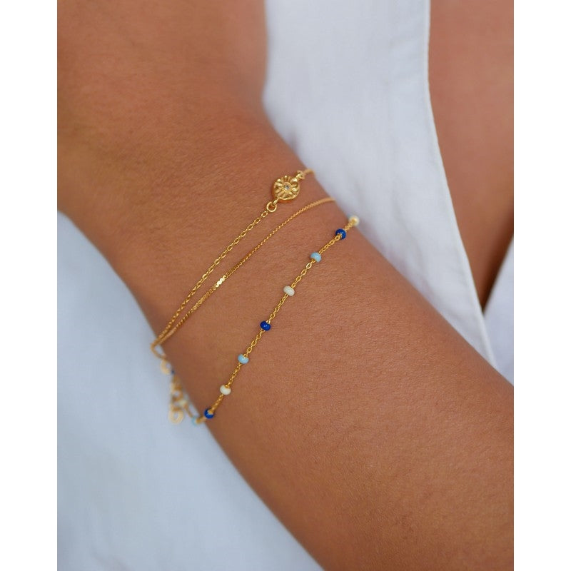 Enamel Lola Marine armbånd i forgyldt messing, nærbillede af de blå emaljeperler