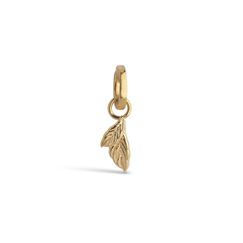 Organisk blad charm i forgyldt sølv fra Enamel Copenhagen.