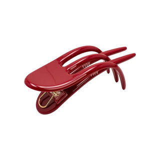 Julie Flat Claw i Berry red er tegnet til at sidde fladt mod hovedet