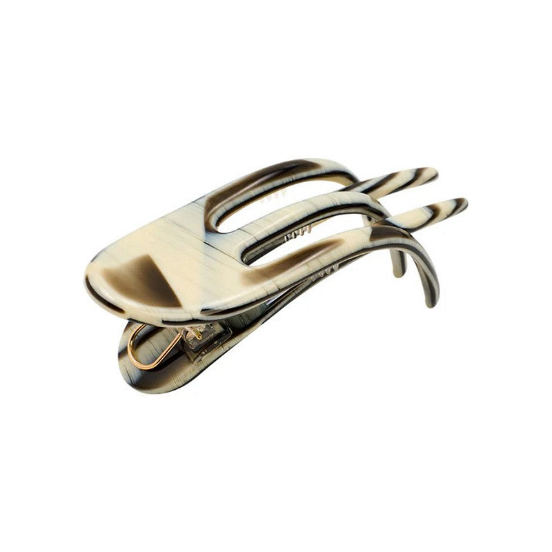 Julie Flat Claw i farven Dark Tortoise sidder fladt og behageligt mod hovedet