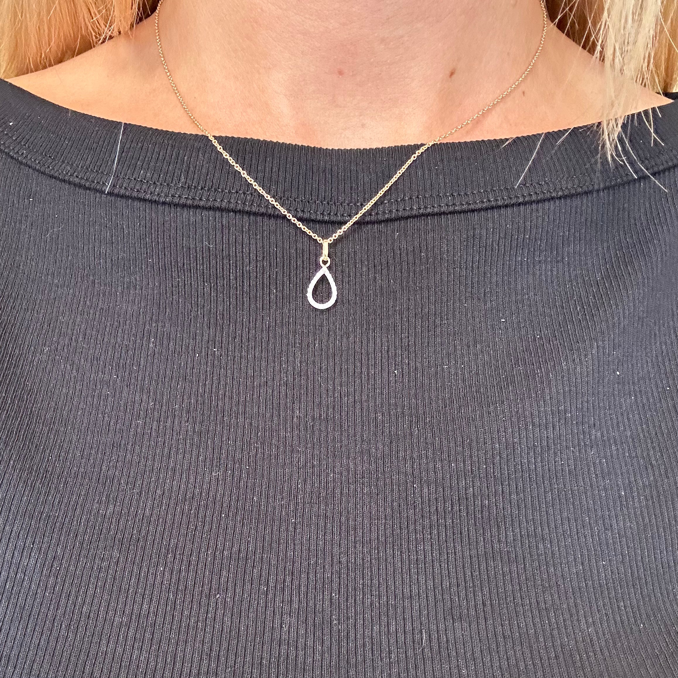 Tropfen-Anhänger aus 8 Karat Gold mit Zirkonia und vergoldeter Silberkette