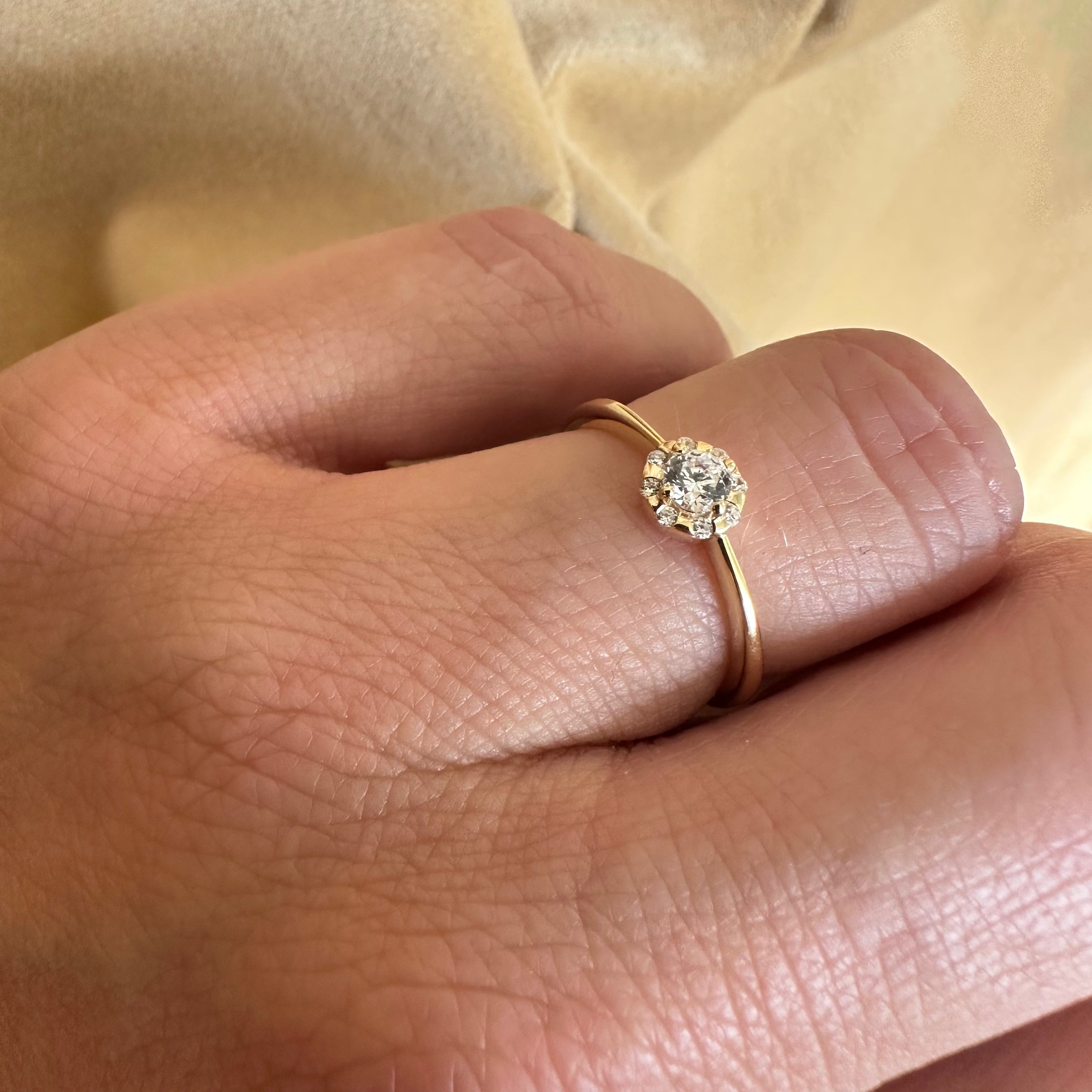 Halo-Ring aus 8 kt Gold mit Zirkonia