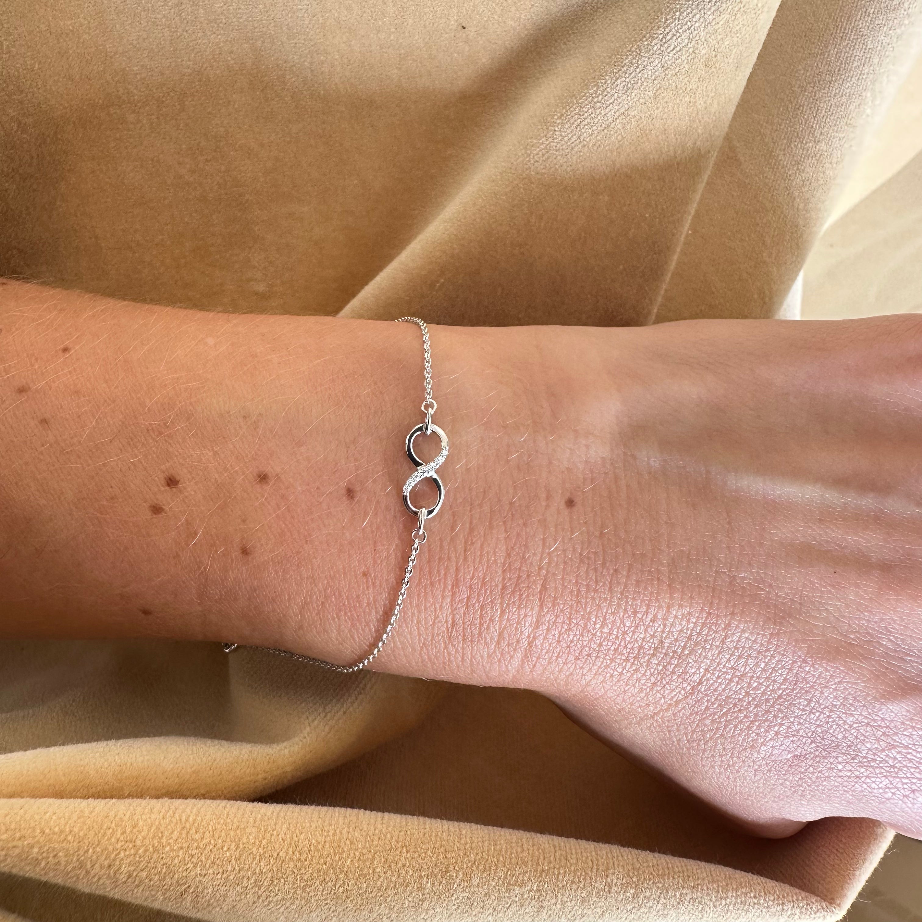 Armband mit Unendlichkeitszeichen und Zirkonia aus rhodiniertem Silber
