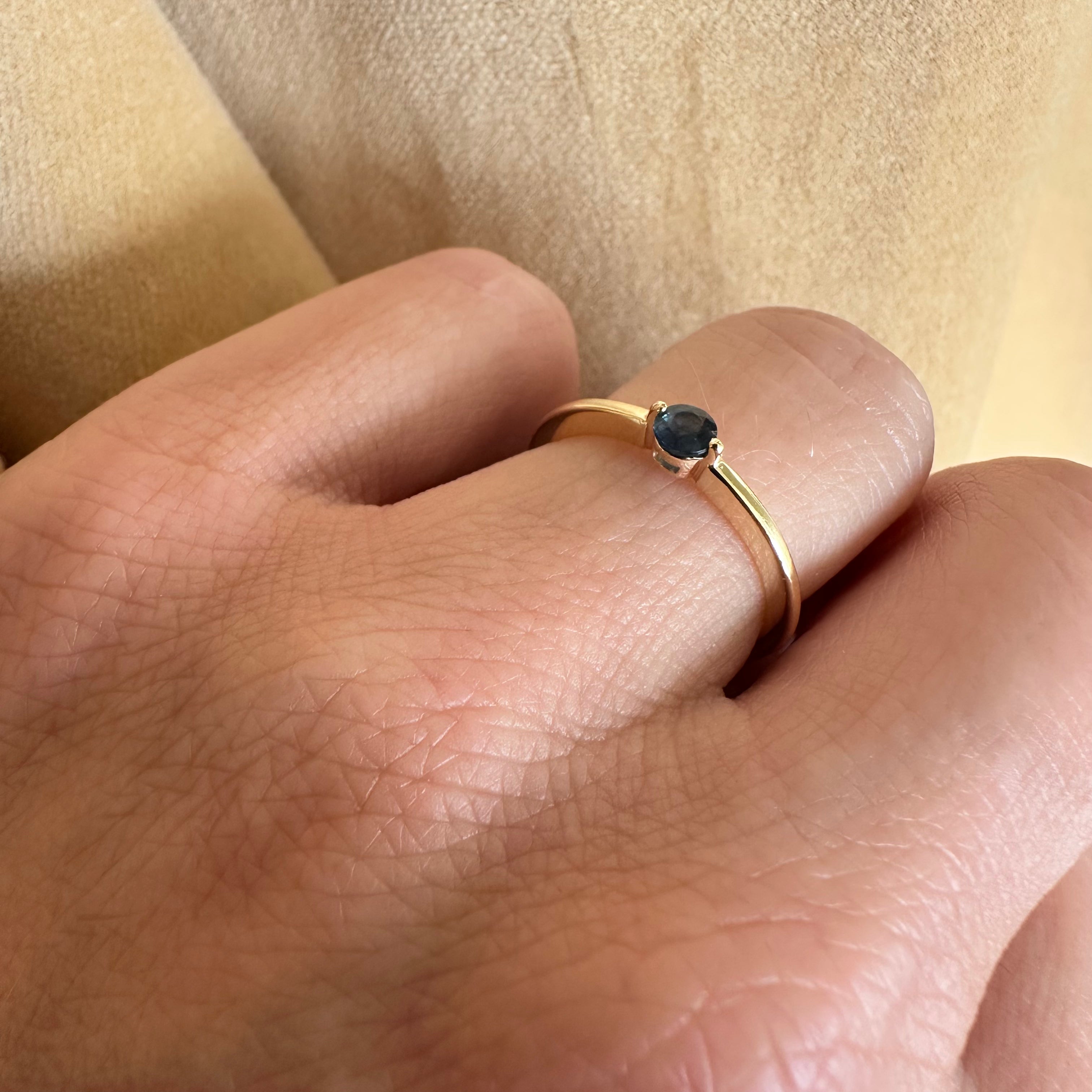 Ring aus 8 Karat Gold mit blauem Saphir