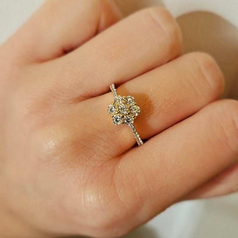 8 kt guldring med zirkonia blomst og sten på ringskinnen 2