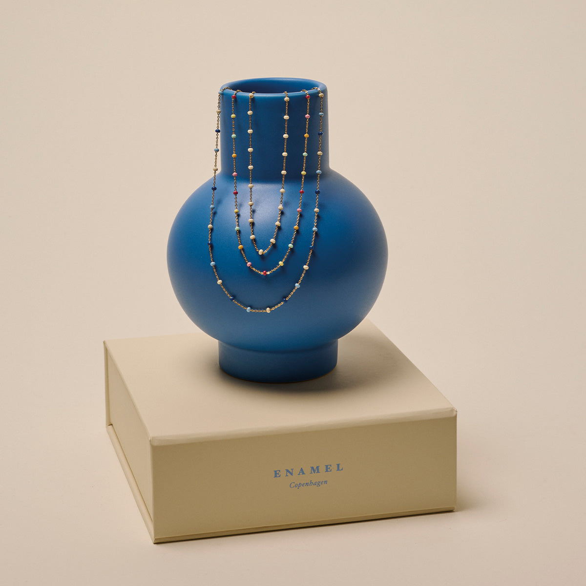 Enamel Lola Daisy halskæde i forgyldt sølv - detaljebillede