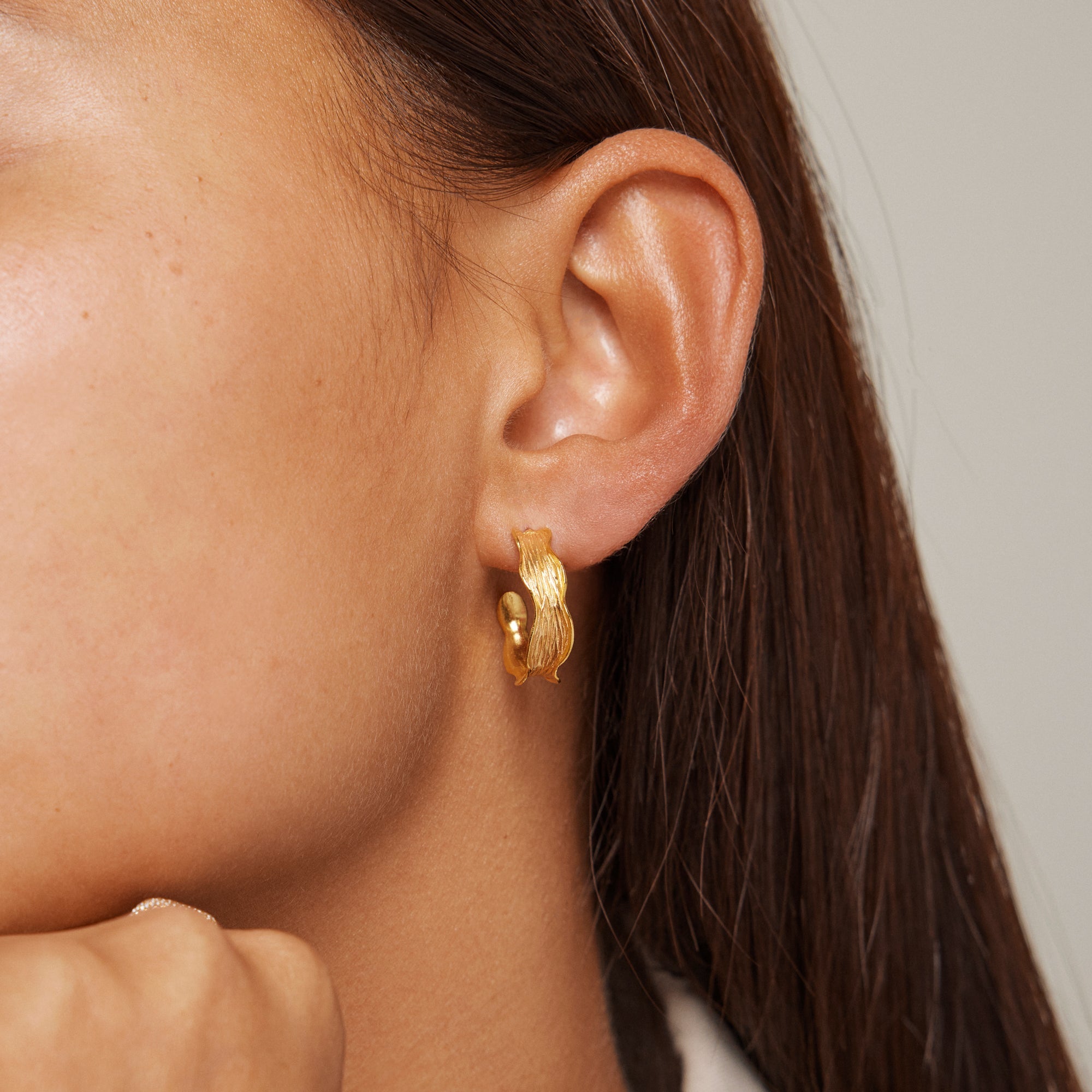 Enamel Ane Small hoops i forgyldt sølv - vist på model