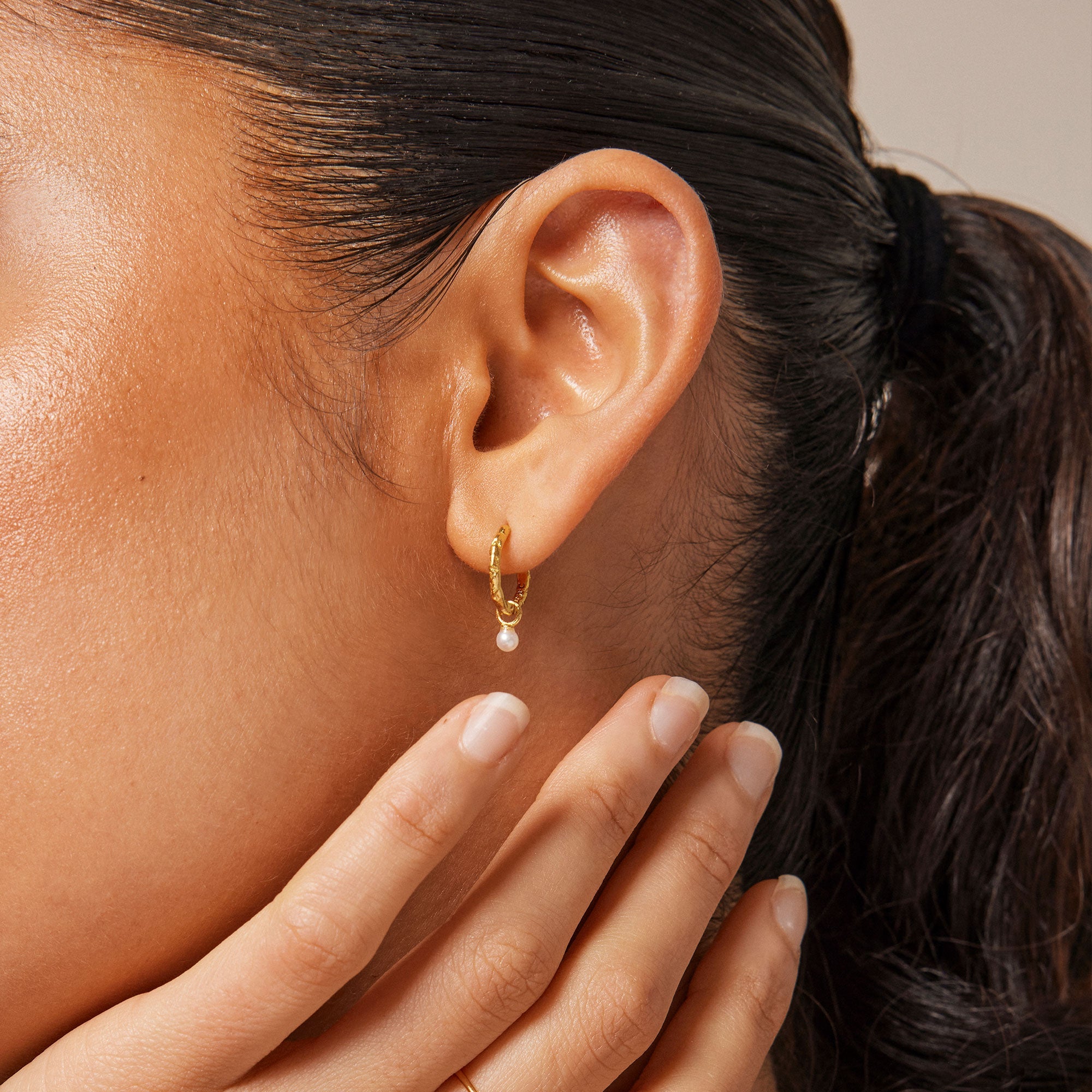 Enamel Belle Pearl Hoops i forgyldt sølv - vist fra siden