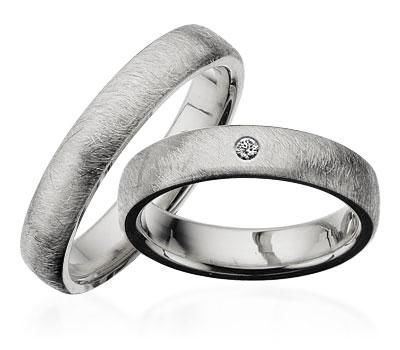Weißgoldringe aus 14 Karat, 4,5 mm, leicht oval, mattiert. Mit oder ohne Brillant