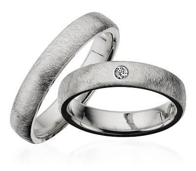 Weißgoldringe aus 14 Karat, 4,5 mm, leicht oval, mattiert. Mit oder ohne Brillant