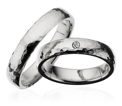 Weißgoldringe aus 14 Karat, 4,5 mm, leicht oval, gehämmert. Mit oder ohne Brillant