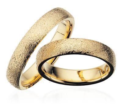 Scrouples vielsesringe i guld med rustik overflade og mulighed for brillant