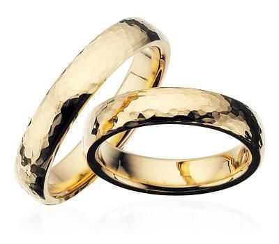 Vielsesringe i 8 eller 14 karat guld med hamret overflade fra Scrouples