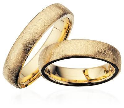Vielsesringe i guld med frostet overflade fra Scrouples – 5 mm brede ringe med mulighed for brillant i dameringen