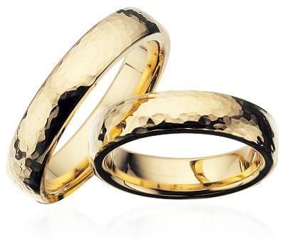 Scrouples vielsesringe i guld med hamret overflade og brillant