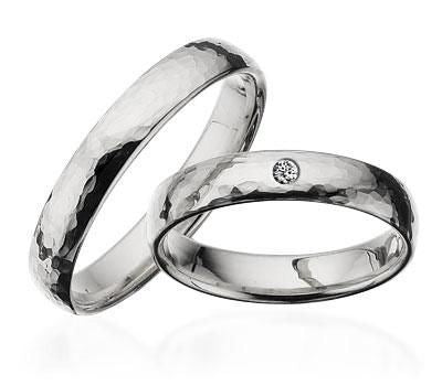 Ringe aus Weißgold, 14 kt. 4,0 mm, gewölbt, gehämmert. Mit oder ohne Brillant