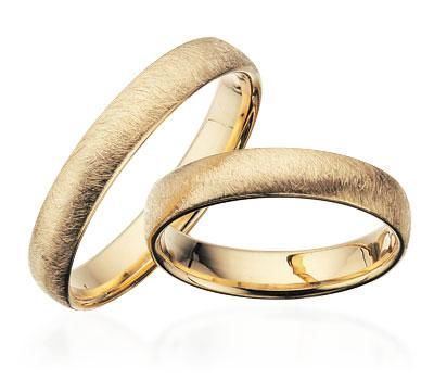 Vielsesringe i guld fra Scrouples med frostet overflade og 4 mm bredde