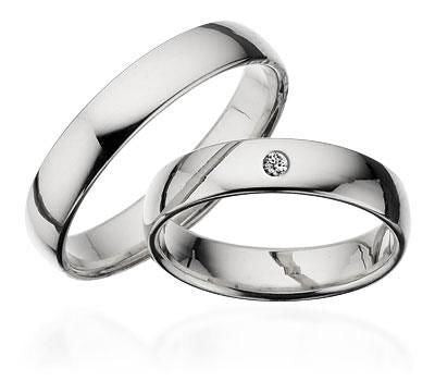 Weißgoldringe aus 14 kt. 4,5 mm. gebogen, glatt. Mit oder ohne Brillant