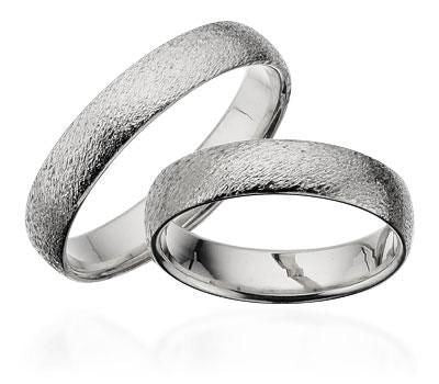 Scrouples vielsesringe i 14 kt. hvidguld med rustik overflade – 4,5 mm