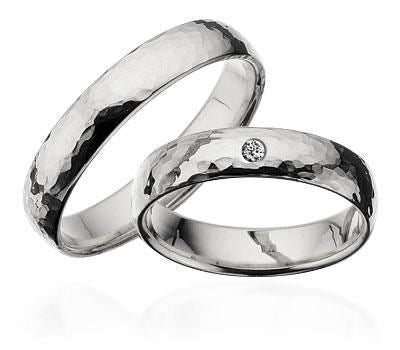 Gehämmerte, gebogene, silberne Ringe - 4,5 mm breit. Mit oder ohne Brillant