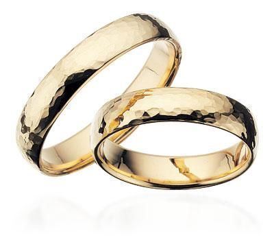 Vielsesringe i 8 eller 14 kt guld med hamret overflade fra Scrouples, 4,5 mm brede