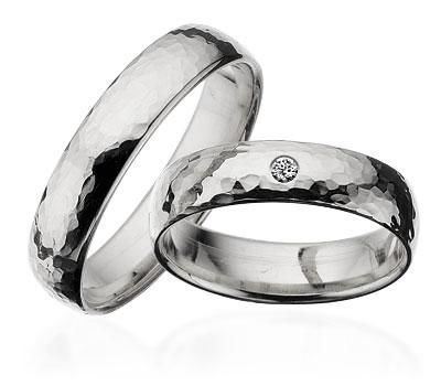 Ringe aus Weißgold, 14 kt. 5,0 mm, gebogen, gehämmert. Mit oder ohne Brillant