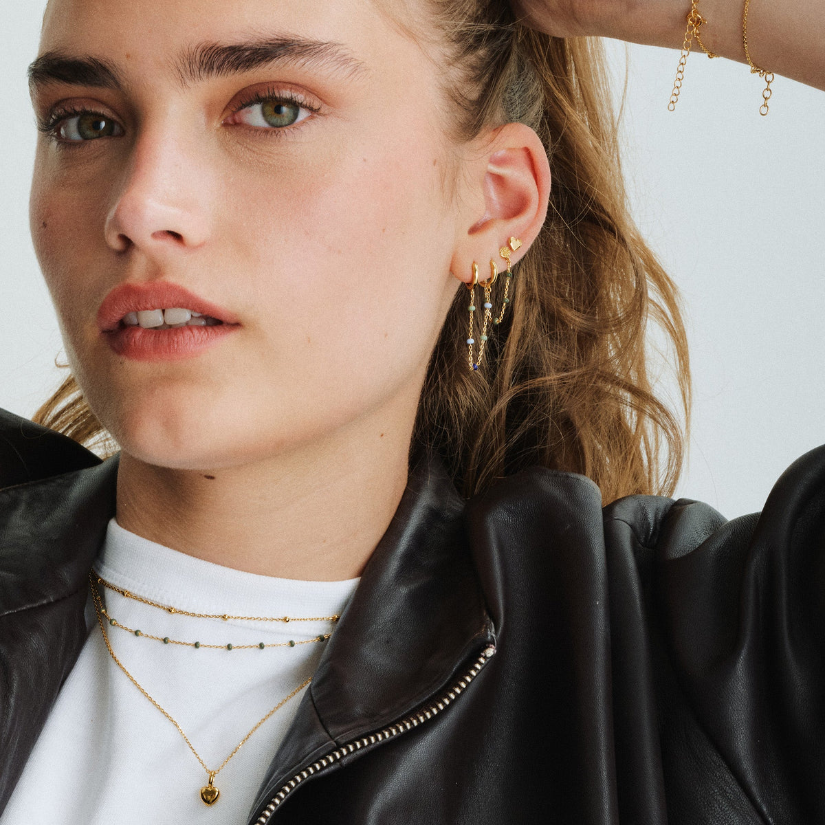 Enamel Lola øreringe i forgyldt messing, Khaki, model