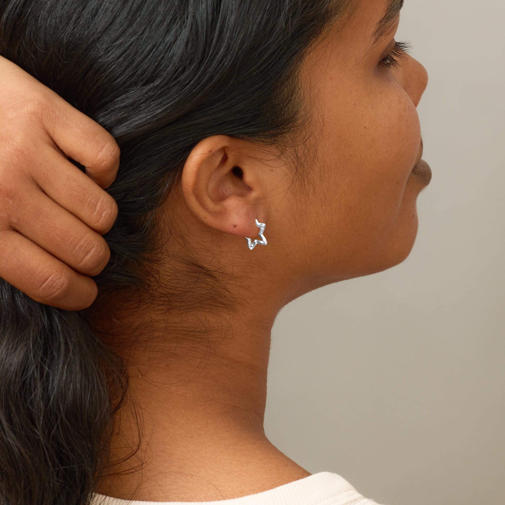 Enamel Organic Star hoops small i forsølvet messing, model
